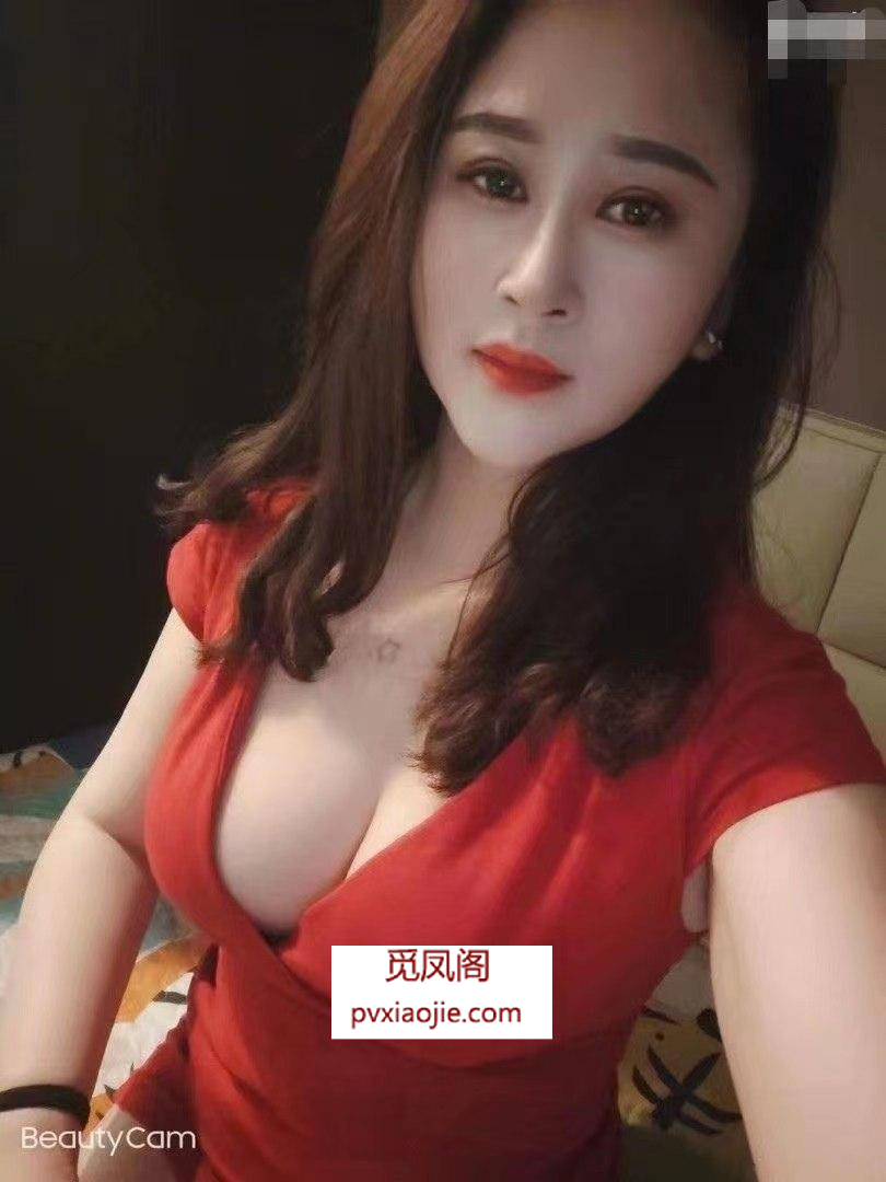 红黑套装少妇