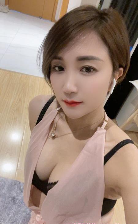 短发性感美女