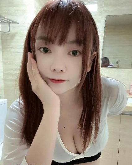 小巧大胸妹妹